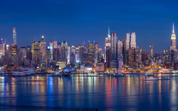 обоя города, нью-йорк , сша, здания, побережье, огни, ночь, небоскребы, причалы, панорама, залив, нью-йорк