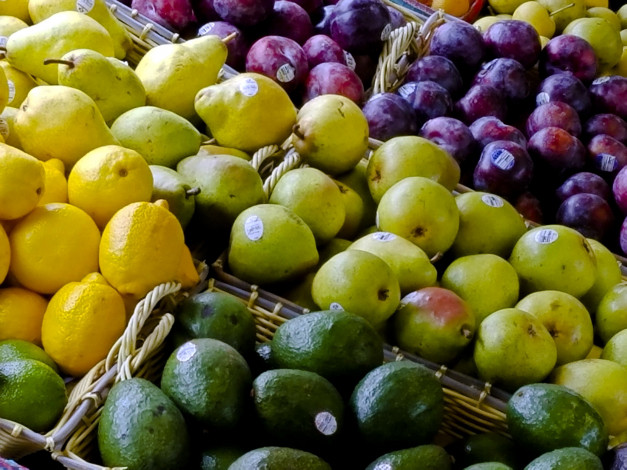 Обои картинки фото еда, фрукты,  ягоды, груши, сливы, авокадо, лимоны