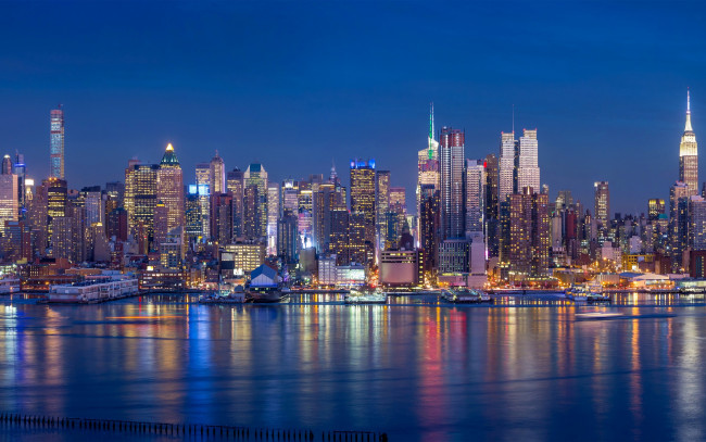 Обои картинки фото города, нью-йорк , сша, здания, побережье, огни, ночь, небоскребы, причалы, панорама, залив, нью-йорк