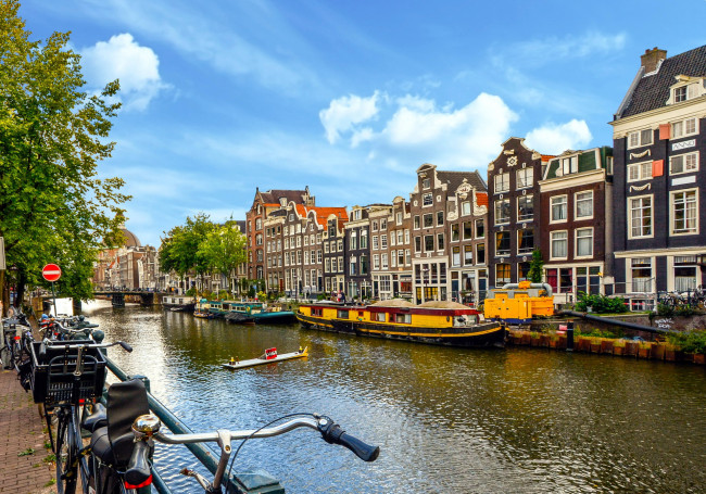 Обои картинки фото города, амстердам , нидерланды, велосипеды, баржи, дома, канал