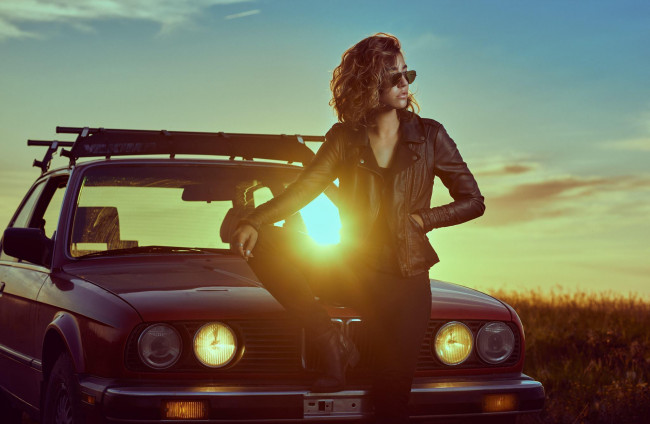 Обои картинки фото автомобили, -авто с девушками, mark, tiu, куртка, очки, красная, машина, закат, bmw, бмв, ella, molnar