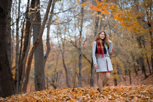 Обои картинки фото девушка в осеннем лесу, девушки, -unsort , блондинки,  светловолосые, улыбка, осень, девушка, лес, шарф