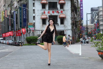 Картинка девушки -+азиатки азиатка платье мини поза