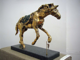 Картинка salvador dali разное рельефы статуи музейные экспонаты лошадь
