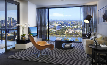Картинка интерьер гостиная кресло диван телевизор столик лампа окно город