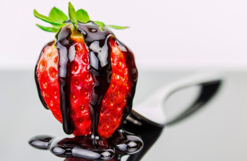 Картинка еда клубника +земляника ягода макро вилка шоколад