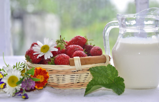Обои картинки фото еда, клубника,  земляника, цветы, молоко, ромашки, ягоды