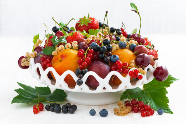 Обои картинки фото еда, фрукты,  ягоды, лето, вишня, крыжовник, голубика, нектарин, смородина, изобилие, клубника, богатство, ягоды
