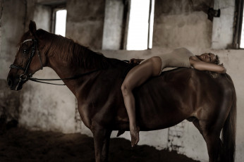 Картинка девушки -+блондинки +светловолосые лошадь наездница поза