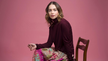 Картинка девушки emilia+clarke русая свитер юбка стул
