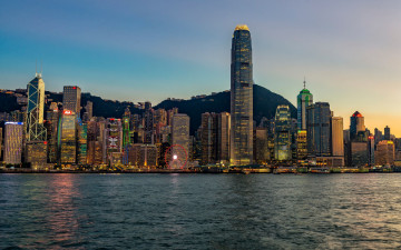 Картинка города гонконг+ китай гонконг центр международной торговли вечер закат городской вид линия горизонта небоскребы