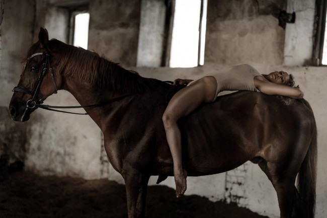 Обои картинки фото девушки, - блондинки,  светловолосые, лошадь, наездница, поза