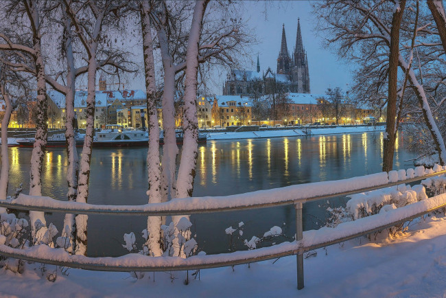 Обои картинки фото города, регенсбург , германия, река, вечер, огни, зима, снег