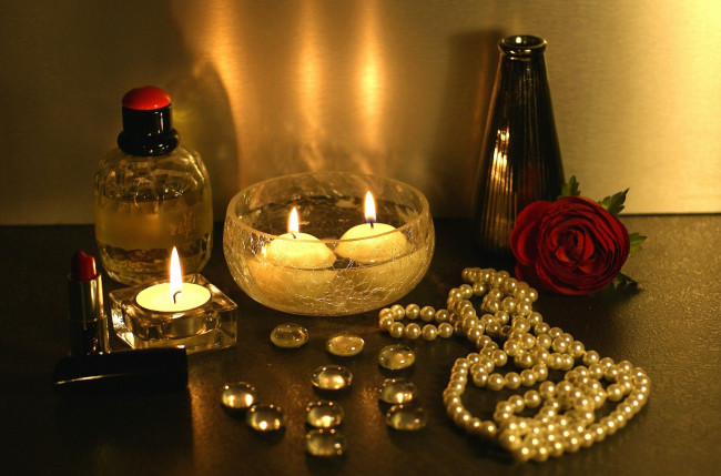 Обои картинки фото разное, свечи, огонь, ожерелье, помада, роза, парфюм