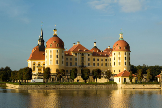 Обои картинки фото замок, морицбург, германия, города, дворцы, замки, крепости, окна, купол, вода