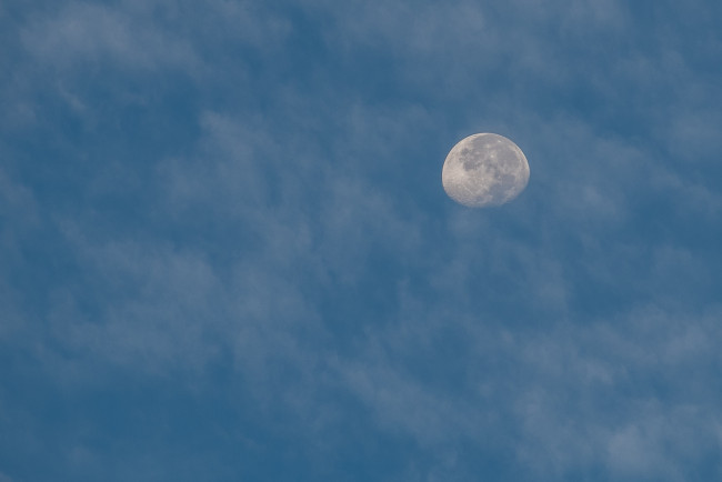 Обои картинки фото космос, луна, небо, облака