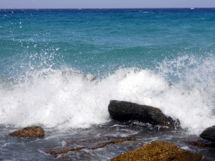 Картинка природа побережье волны пена камни