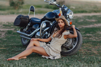 Картинка мотоциклы мото+с+девушкой девушка мотоцикл bike модель шатенка красотка поза взгляд макияж