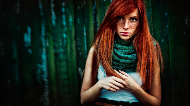Обои картинки фото девушки, - рыжеволосые и разноцветные, рыжая, веснушки, шарф, майка, лес