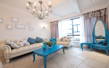 Картинка интерьер гостиная диван подушки дизайн стиль голубой зеркало кувшин