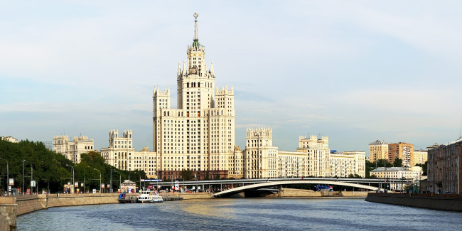Обои картинки фото москва, города, россия, небоскреб, мост, река