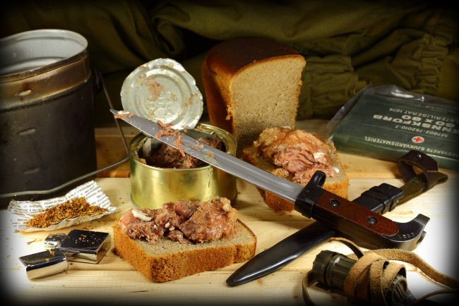 Обои картинки фото еда, натюрморт, хлеб, тушёнка, штык-нож, котелок, зажигалка
