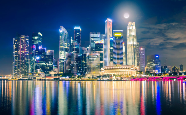 Обои картинки фото singapore, города, сингапур, мосты, ночь, город, огни, луна