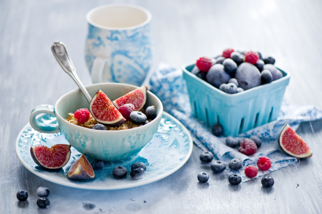Обои картинки фото еда, фрукты, ягоды, голубика, инжир, малина, чашка, мюсли
