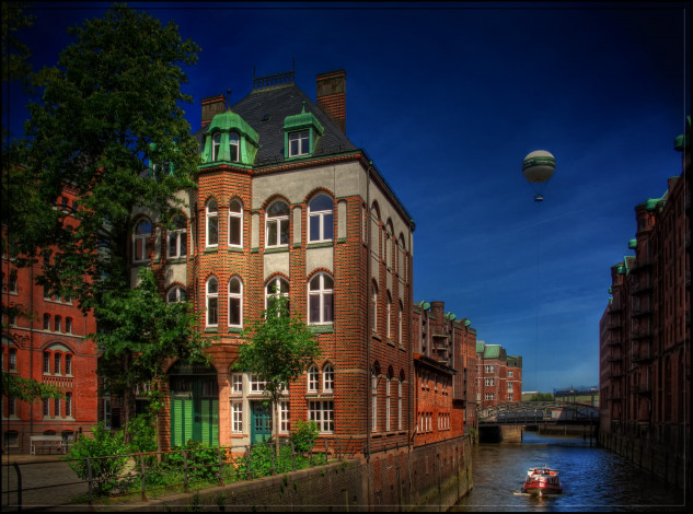 Обои картинки фото wasserschloss, speicherstadt, hamburg, города, улицы, площади, набережные, судно, воздушный, шар, мосты, здания, канал