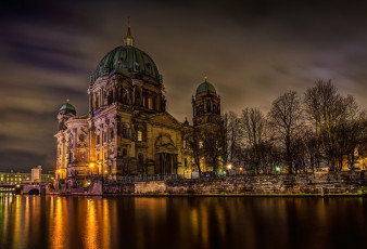 Картинка города берлин+ германия город шпрее река spree берлинский кафедральный собор берлин свет деревья ночь berliner dom deutschland berlin