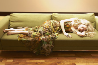 Картинка девушки cara+delevingne модель блондинка диван платье кара делевинь