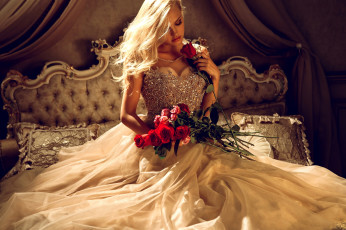 Картинка девушки -unsort+ блондинки платье девушка подушки макияж прическа розы кровать букет блондинка красные шикарное цветы