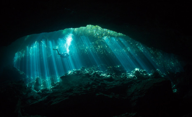 Обои картинки фото природа, морские глубины, пещера, вода, лучи, дайвер