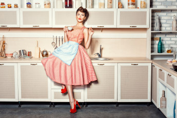 Картинка девушки -unsort+ брюнетки темноволосые чай посуда кухня поза модель девушка
