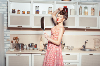 Картинка девушки -unsort+ брюнетки темноволосые кухня девушка сковорода посуда