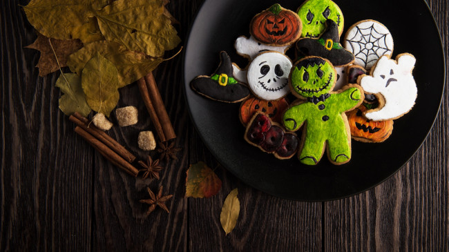 Обои картинки фото праздничные, угощения, pumpkin, wooden, table, monster, ghost, wood, biscuit, halloween, hat, leaves, food, sweets