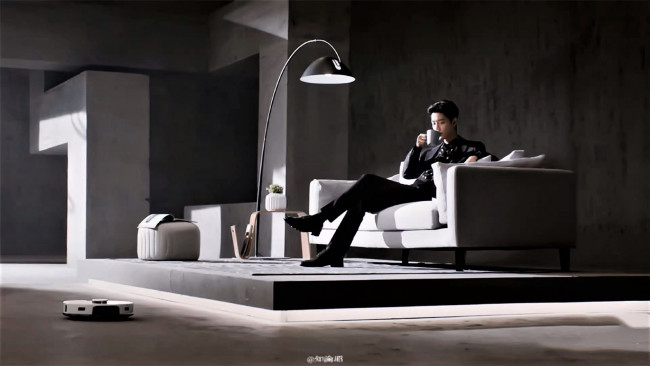Обои картинки фото мужчины, xiao zhan, актер, чашка, диван, торшер, пылесос