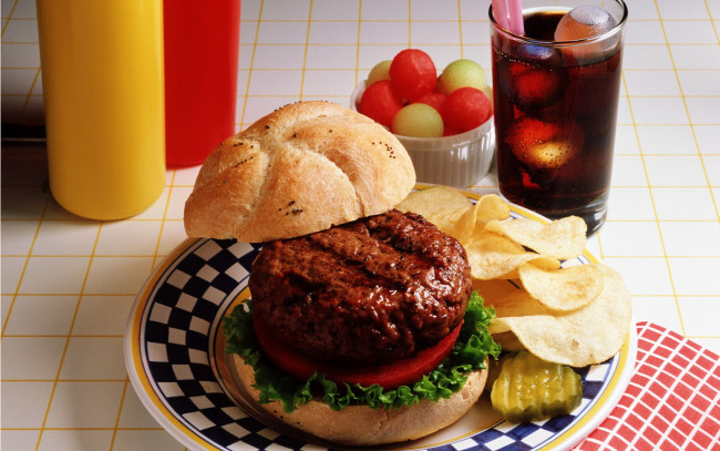 Обои картинки фото еда, бутерброды, гамбургеры, канапе, булочка, котлета, помидор, огурец, чипсы