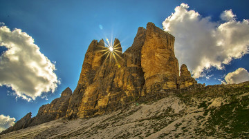Картинка природа горы скалы лучи солнце облака
