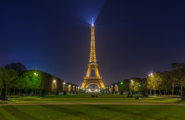 Обои картинки фото la tour eiffel, города, париж , франция, огни, ночь, башня