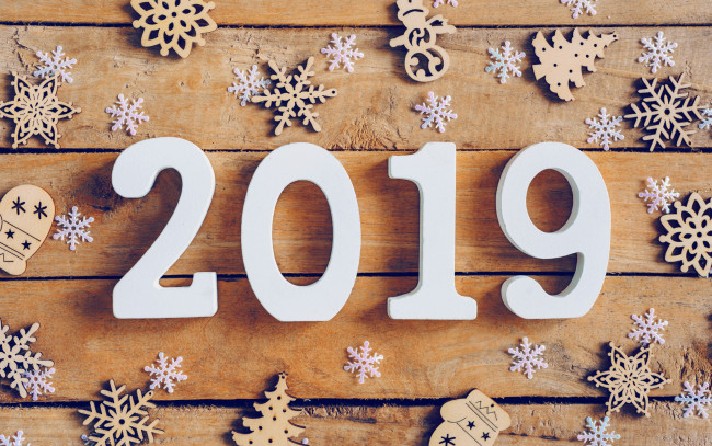Обои картинки фото с новым 2019 годом, праздничные, - разное , новый год, 2019, год, концепции, креатив, снежинки, с, новым, годом, деревянный, фон, белые, цифры