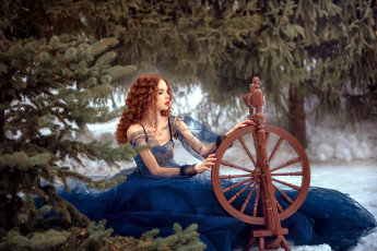 Картинка девушки -+рыжеволосые+и+разноцветные лес прялка синее платье