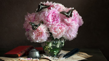 Картинка цветы пионы букет ваза бабочки