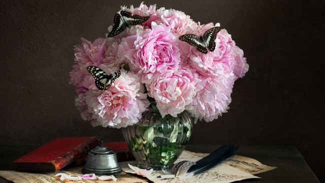 Обои картинки фото цветы, пионы, букет, ваза, бабочки