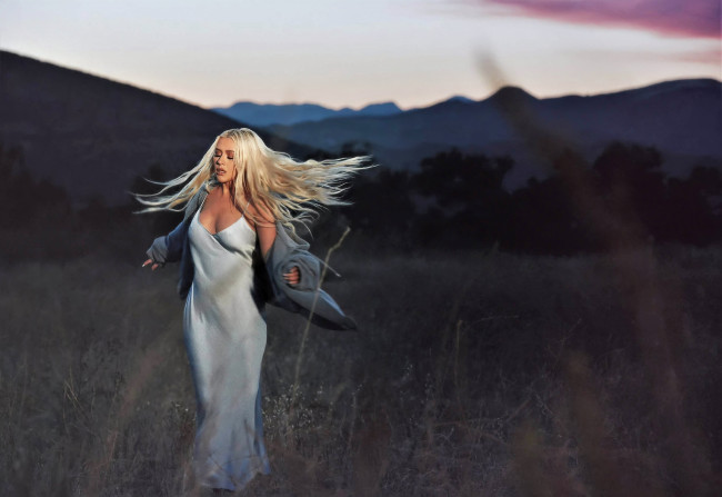 Обои картинки фото музыка, christina aguilera, певица, блондинка, пальто, поле