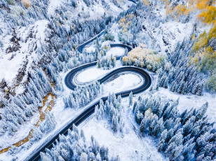 Картинка природа дороги красный горный перевал зима колорадо заснежено дорожное путешествие фотография с дрона автор dave wong