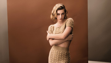 Картинка девушки lili+reinhart блондинка топ юбка