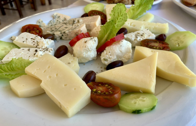 Обои картинки фото еда, сырные изделия, маслины, помидоры, огурец, сыр, ассорти