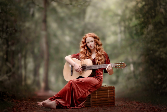 Обои картинки фото девушки, - рыжеволосые и разноцветные, рыжие, волосы, локоны, гитара