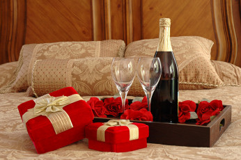 обоя праздничные, угощения, вино, бокалы, кровать, поднос, шампанское, розочки, подарки